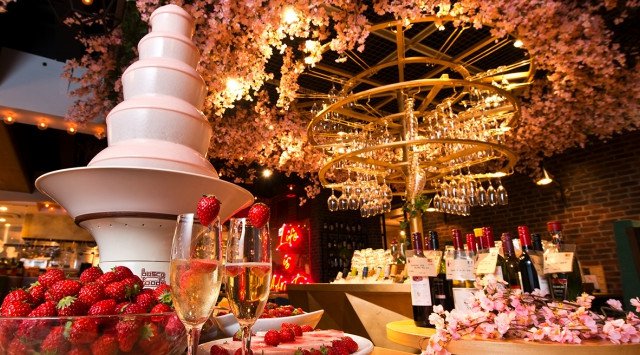 「お花見ワインバル」開催!2,500本の【桜】に囲まれた満開の店内で『インドア花見』イチゴ食べ放題も楽しめる【ESOLA新宿】 期間限定:3/16(月)~4/12(日)