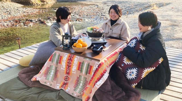 密を避けたアウトドアの楽しみ方をご提案。ときたまひみつきちCOMORIVER「川床こたつでお鍋」プラン 開放的な川床に「こたつ」が登場。地元野菜をふんだんに使用した温かいお鍋を楽しんで。