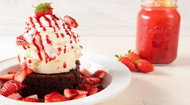 アメリカンレストラン「ハードロックカフェ」旬のいちごで彩ったアメリカンフードで春を先取り!「ストロベリーフェア」「ハードロックカフェ」 東京店/上野駅東京店/横浜店/ユニバーサル・シティウォーク大阪