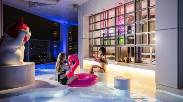 水着で渋谷の夜景を一望できるルーフトップ温水 テラス「OYU」〜アルコール提供解禁 女子会や貸切利用にも対応〜