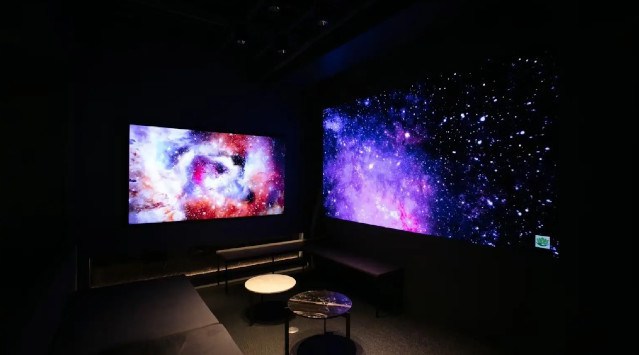 東京都港区六本木に新たに誕生した「Private Lounge Sauna the S」のサウナラウンジにLEDビジョンを導入しました 高級感漂うサウナラウンジに没入感のあるLEDビジョン