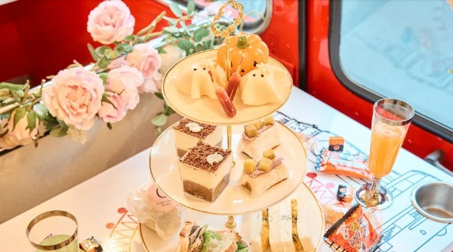 今年のハロウィンは「アフタヌーンティーバスツアー」で決まり!SNSで話題のバスツアーがハロウィン特別バージョンになって運行。ハロウィン限定のメニューや内装でグレードアップ! 株式会社アップスター