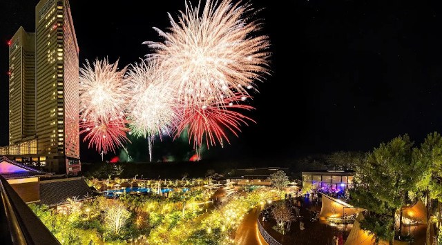 フェニックス・シーガイア・リゾート 冬の満天花火 クリスマスと年末年始の4日間限定で、打上花火が冬の夜空を彩ります。