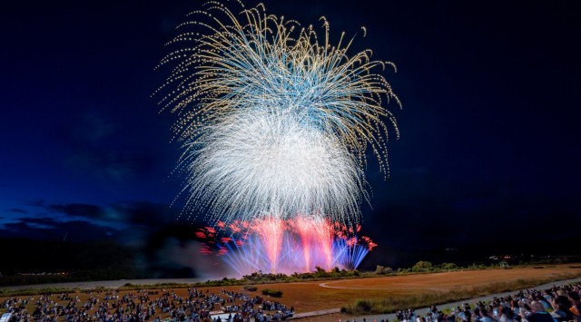 鹿島の花火 花火大会2025 天⻯川河川敷(浜松市天⻯区⼆俣町⿅島) - 日程・穴場・見所・打ち上げ時間 - 花火大会・夏祭り