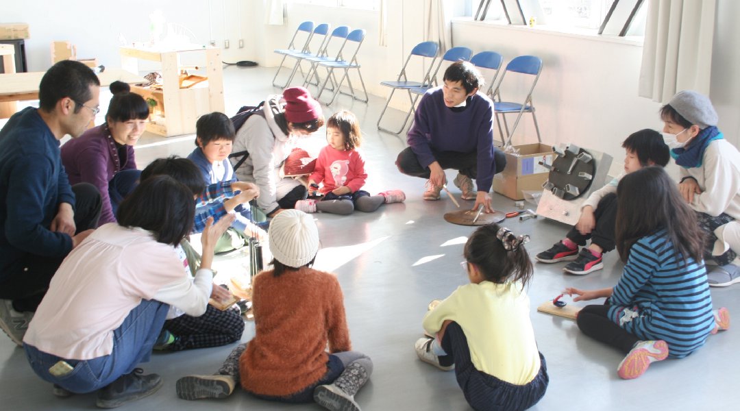 子どもと大人、みんなで創る!光と影のパペットシアター「どこにもない国の物語」参加者プレワークショップ ●キューブで、美術セットを作ろう!