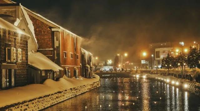 【OMO5小樽】船上のこたつに包まれ、雪が降り積もるレトロな街並みを眺める「小樽運河こたつクルージング」今年も開催~「小樽洋菓子舗ルタオ」小樽運河の雪景色を表現したスイーツが新登場~星野リゾート