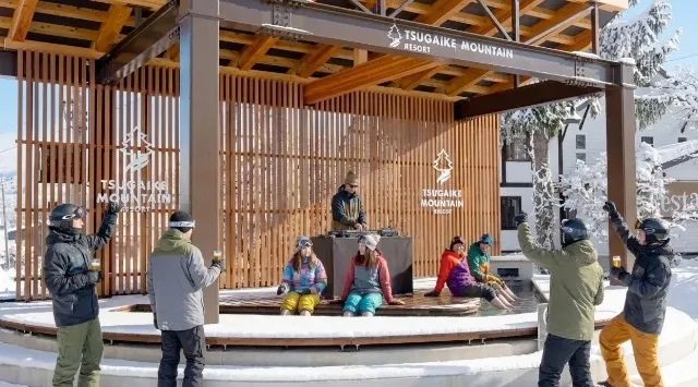 長野県HAKUBA VALLEY 「白馬つがいけマウンテンリゾート」に、日本初となる温泉足湯×DJブースを同時に楽しめる「Ashiyu Stage & Lounge」が誕生 株式会社ヤマアイクルー
