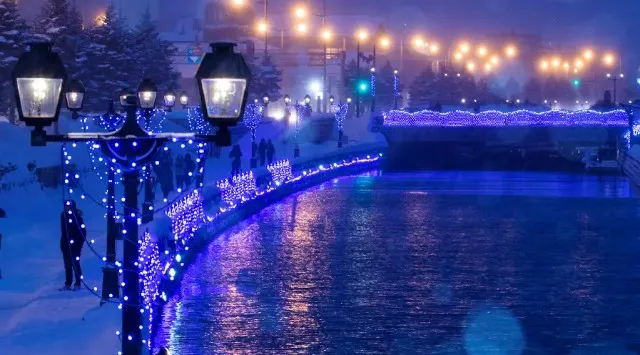 【OMO5小樽】船上のこたつに包まれ、雪が降り積もるレトロな街並みを眺める「小樽運河こたつクルージング」今年も開催~「小樽洋菓子舗ルタオ」小樽運河の雪景色を表現したスイーツが新登場~星野リゾート