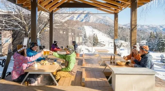 長野県HAKUBA VALLEY 「白馬つがいけマウンテンリゾート」に、日本初となる温泉足湯×DJブースを同時に楽しめる「Ashiyu Stage & Lounge」が誕生 株式会社ヤマアイクルー