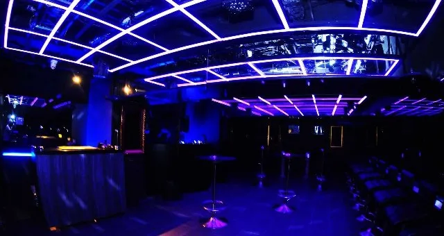 WARP SHINJUKU - クラブ ワープ 新宿 : 「Cosmo Room」ベテランのDJ陣がフロアに合わせた選曲を行う!