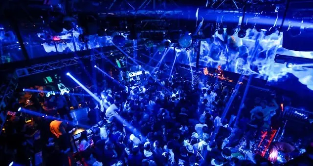 WARP SHINJUKU - クラブ ワープ 新宿 : 後半は、DJこだわりの選曲で音好きがオシャレに朝まで満足のクラブタイム!