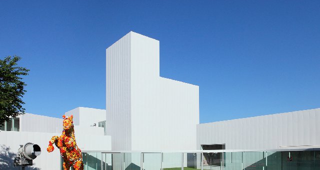 十和田市現代美術館アート広場 :