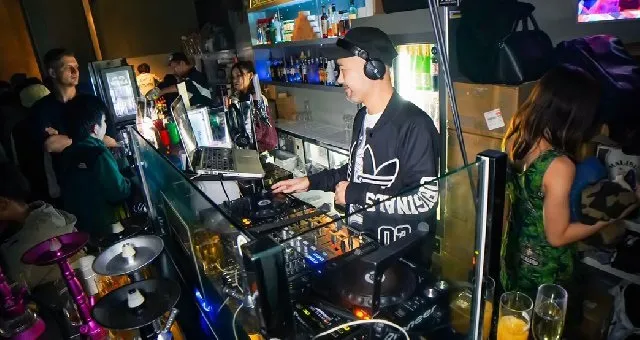 ボイジャースタンド渋谷 - VOYAGER STAND SHIBUYA : 店内の音楽は人気DJがプレイ!話題の曲や、人気のクラブソング等が楽しめます!