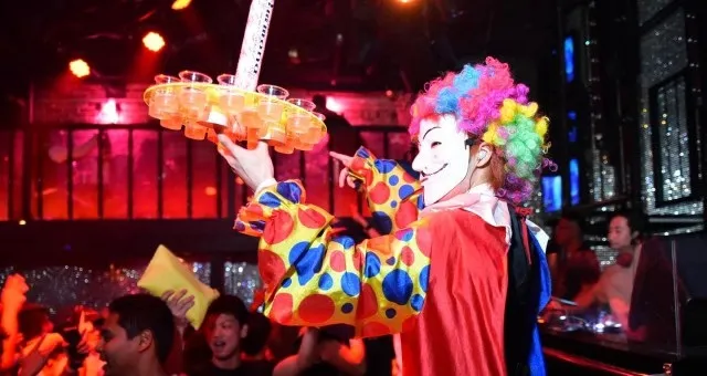 Club Ammona - クラブアンモナ - 大阪 : 振る舞いのフリーショットガンを飲んで、一気にテンションを上げちゃおう!!