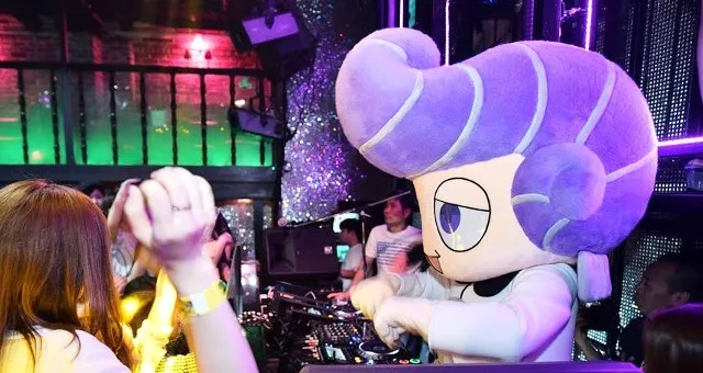 Club Ammona - クラブアンモナ - 大阪 : アンモナオリジナルキャラクターの“MonaKing”もDJでフロアを盛り上げる!