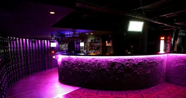 Club Ammona - クラブアンモナ - 大阪 : 広々したバーカウンターでお好きなお酒を注文★友達と一緒に乾杯しちゃいましょう!