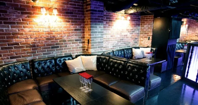 Club Ammona - クラブアンモナ - 大阪 : フロアを見渡せるラグジュアリーなVIP席もご利用出来ます(要予約)