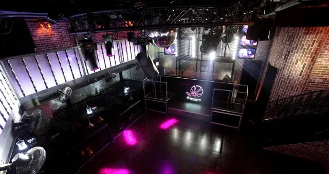 Club Ammona - クラブアンモナ - 大阪 : 店内は『8の字』に回遊することができ、まさに「無限の空間」を彷彿とさせます★
