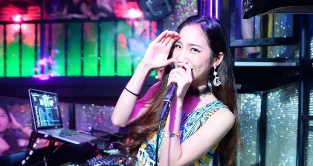Club Ammona - クラブアンモナ - 大阪 : 人気のMCがマイクを持ってフロアをロック★掛け声に合わせて盛り上がろう!!