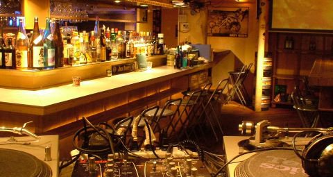 Coins Bar - コインズバー【閉店】 : 渋谷センター街エリアで300円でフードもドリンクも全て楽しめる人気店!