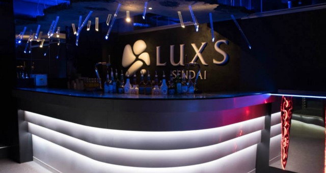 LUXS SENDAI - ラックス仙台 : 広々バーカウンターでお好きなお酒を注文!