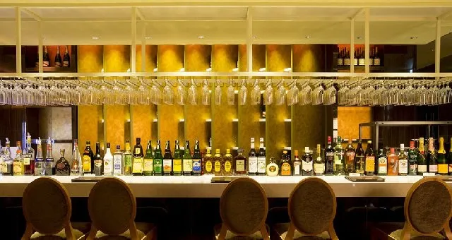 JIS 福岡・天神 - FUKUOKA 相席BAR : JIS福岡・天神で飲めるドリンクは300種類以上が無料! スペシャルなお酒も!