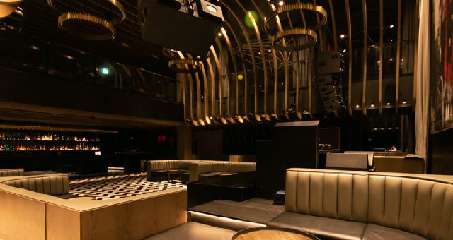 1 OAK TOKYO - ワンオーク東京 : 木とゴールドの組み合わせがモダンな雰囲気のゆったりソファーシート!