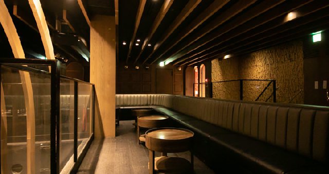 1 OAK TOKYO - ワンオーク東京 : 吹き抜けのもたらす高揚感とともに、パーティーをお楽しみください!