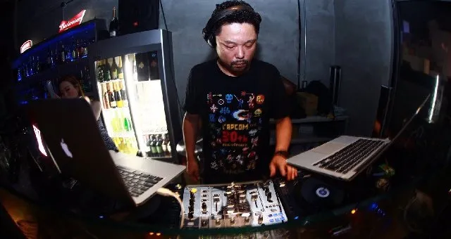 ボイジャースタンド 道頓堀 - VOYAGER STAND DOHTONBORI : 店内の音楽は人気DJがプレイ!話題の曲や、人気のクラブソング等が楽しめます!