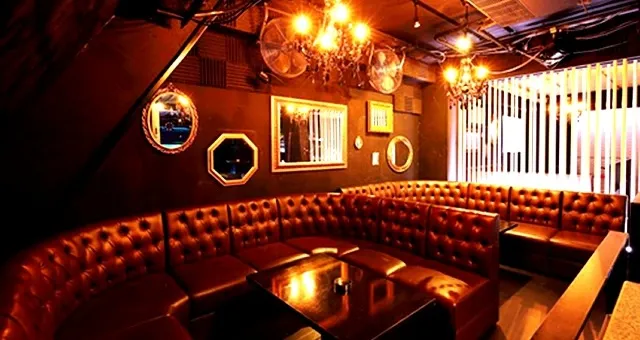 VESTI Room - ベスティルーム : VIPは豪華シャンデンリアが!店内は10人掛けのソファー席も完備!