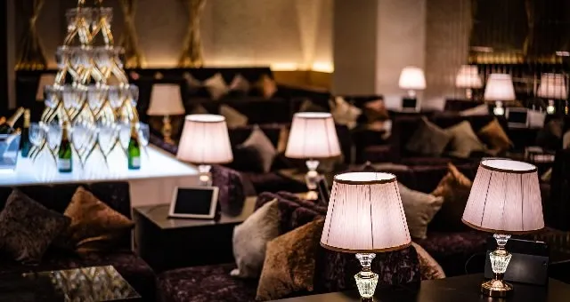 渋谷 相席ラウンジ LUXURY LOUNGE MILAS 渋谷 - ラグジュアリーラウンジミラスシブヤ : 最高にリラックスできるオシャレな空間は週末の女子会にピッタリ!