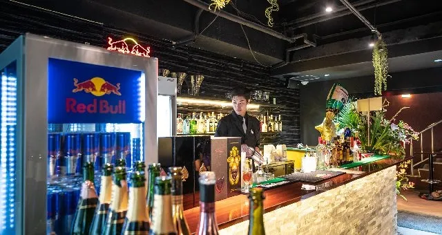 LUXURY STAND BAR&CAFE MILAS 渋谷 - ラグジュアリースタンドバー&カフェミラス : 渋谷センター街の路面店に面するラグジュアリーなスタンディングバー!