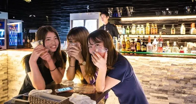 LUXURY STAND BAR&CAFE MILAS 渋谷 - ラグジュアリースタンドバー&カフェミラス : ラグジュアリーな空間で最高の出会いを!セレブリティ溢れる店内と最新のBGM!