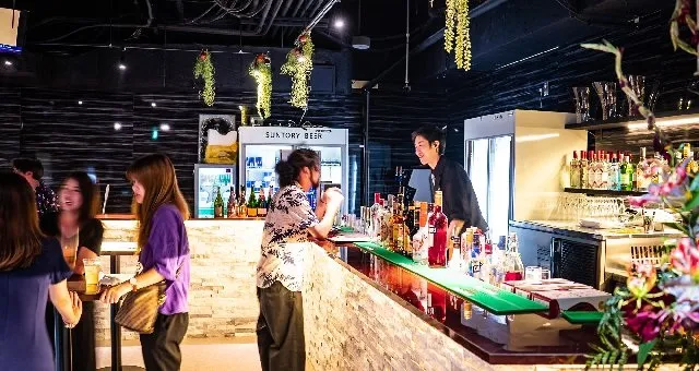 LUXURY STAND BAR&CAFE MILAS 渋谷 - ラグジュアリースタンドバー&カフェミラス : 一杯飲んでから食事に出かけ、また戻って来ても追加の料金はかかりません!