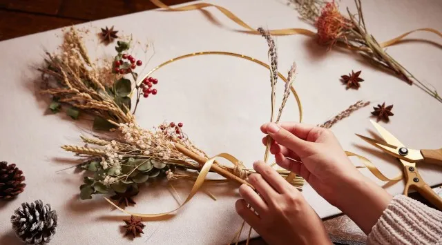 【リゾナーレ那須】稲穂をテーマにした黄金色のイルミネーションが輝く「稲穂クリスマス」今年も開催~施設内の田んぼで収穫した稲穂を使ったクリスマスリースづくり体験も登場!~星野リゾート