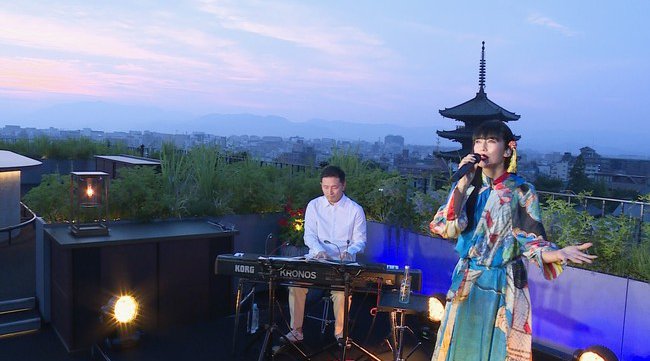 柴咲コウ 京都の絶景をバックにライブ配信を敢行!夕陽沈む空間の中、感動のパフォーマンスを披露