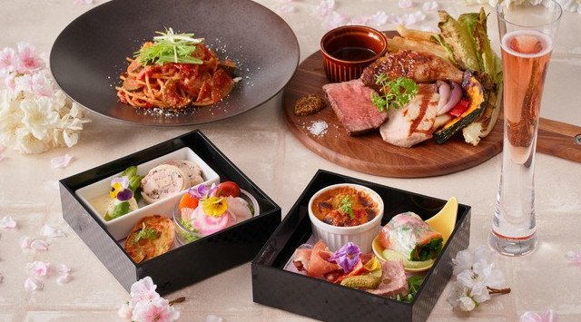 表参道の開放感的なテラスで、春の夜を満喫するディナープラン『お花見BBQテラス』が新登場!グラスの中で桜が咲いたようなスパークリングワインが付いたプランも