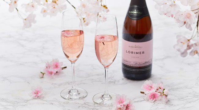 表参道の開放感的なテラスで、春の夜を満喫するディナープラン『お花見BBQテラス』が新登場!グラスの中で桜が咲いたようなスパークリングワインが付いたプランも