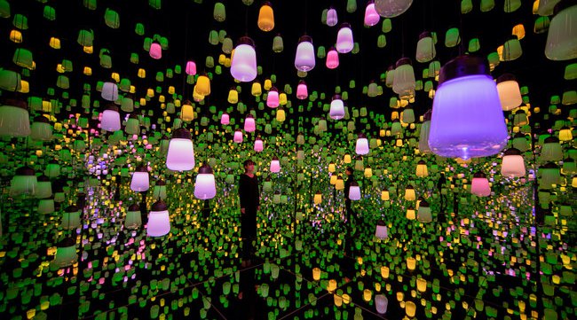 「チームラボボーダレス」(東京・お台場)が【春】限定の作品空間に。桜色に輝くランプや10万本の巨大な菜の花など春の景色が登場。3月1日から。チームラボ