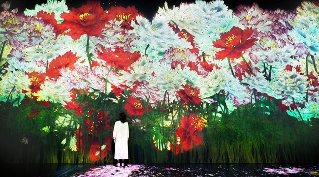 「チームラボボーダレス」(東京・お台場)が【春】限定の作品空間に。桜色に輝くランプや10万本の巨大な菜の花など春の景色が登場。3月1日から。チームラボ