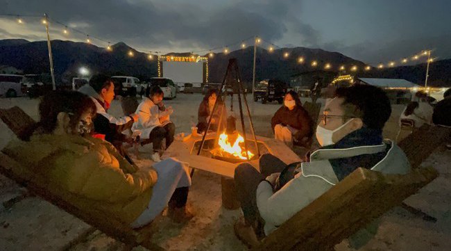 「R DRIVE IN THEATER BIWAKO〜アール・ドライブインシアター・ビワコ〜」琵琶湖湖畔の焚き火アウトドア一体型・新感覚ドライブインシアター!チケット発売開始!