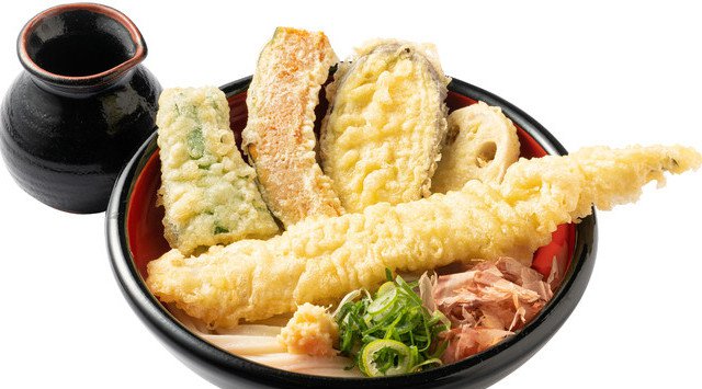北九州のソウルフード「資さんうどん」は、3月15日(月)~これまで季節限定で毎年約20万食と圧倒的大人気の"穴子"メニューのレギュラー販売を開始!約30cmのジャンボ"穴子天"をお楽しみください!