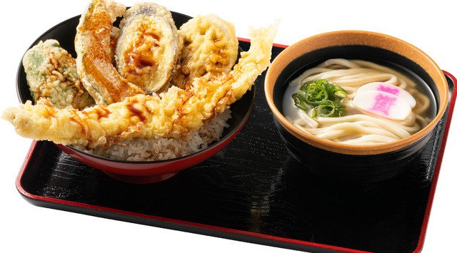 北九州のソウルフード「資さんうどん」は、3月15日(月)~これまで季節限定で毎年約20万食と圧倒的大人気の"穴子"メニューのレギュラー販売を開始!約30cmのジャンボ"穴子天"をお楽しみください!