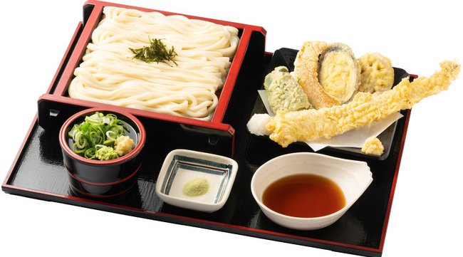 北九州のソウルフード「資さんうどん」は、3月15日(月)~これまで季節限定で毎年約20万食と圧倒的大人気の"穴子"メニューのレギュラー販売を開始!約30cmのジャンボ"穴子天"をお楽しみください!