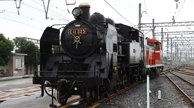 東武トップツアーズ、東武ワールドスクウェア「首里城」完成記念 SL大樹日帰りツアーを販売 車内に琉球の装飾を施した客車を特製ヘッドマーク付きSLが牽引、かりゆしウェアを着た観光アテンダントが乗車