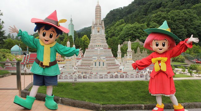 東武トップツアーズ、東武ワールドスクウェア「首里城」完成記念 SL大樹日帰りツアーを販売 車内に琉球の装飾を施した客車を特製ヘッドマーク付きSLが牽引、かりゆしウェアを着た観光アテンダントが乗車
