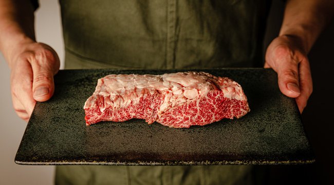 生で食べられるハラミの衝撃。極上ホルモン創作料理専門店が大井町に誕生!ザ・ホルモンクラブ・トウキョウ今までの煙まみれ、セルフサービスのホルモン屋とは一線を画す、画期的なホルモン料理専門レストラン