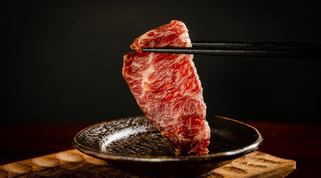 生で食べられるハラミの衝撃。極上ホルモン創作料理専門店が大井町に誕生!ザ・ホルモンクラブ・トウキョウ今までの煙まみれ、セルフサービスのホルモン屋とは一線を画す、画期的なホルモン料理専門レストラン