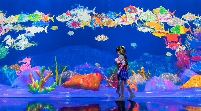 チームラボ、来場者が描いた魚たちが、東京・サンフランシスコ・上海など、世界中の展覧会を回遊する新たな体験を公開。他の都市で生まれた魚群を引き連れて戻ってくることも。