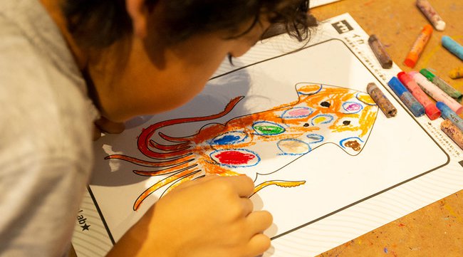 チームラボ、来場者が描いた魚たちが、東京・サンフランシスコ・上海など、世界中の展覧会を回遊する新たな体験を公開。他の都市で生まれた魚群を引き連れて戻ってくることも。